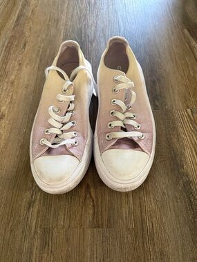 Converse Low-Top Sneakers in Pale Pink and White